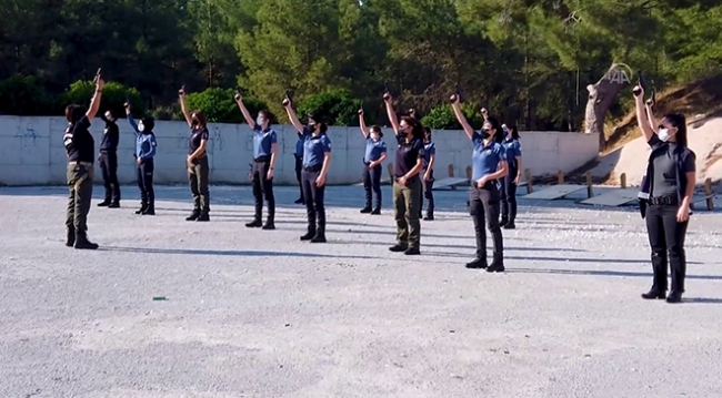 Antalya'da kadın polisler silahlı performanslarıyla göz doldurdu